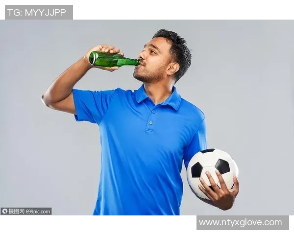 足球明星拿酒瓶摇摆的瞬间引发的热议与背后的故事揭秘